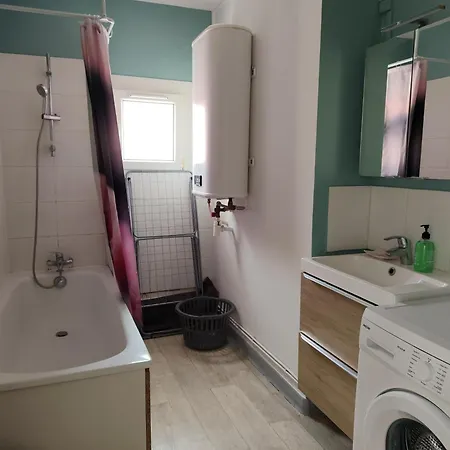Apartamento T3 A 200m De La *
